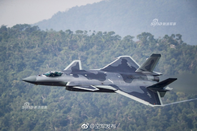 威龙再出猛照！我军歼20隐身战机疑曝灰色涂装