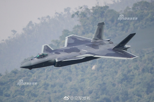 威龙再出猛照！我军歼20隐身战机疑曝灰色涂装