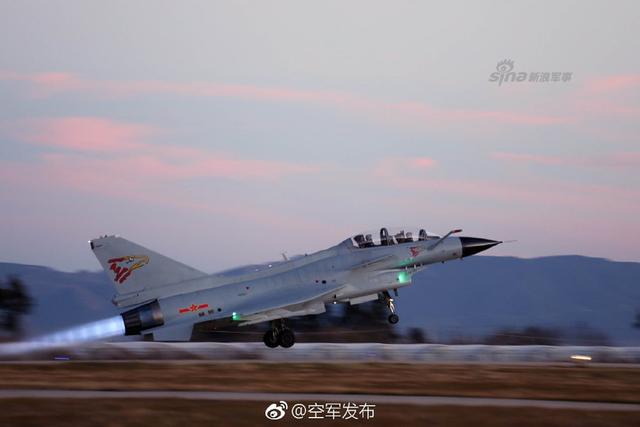 中国空军新年开训歼10战机领衔