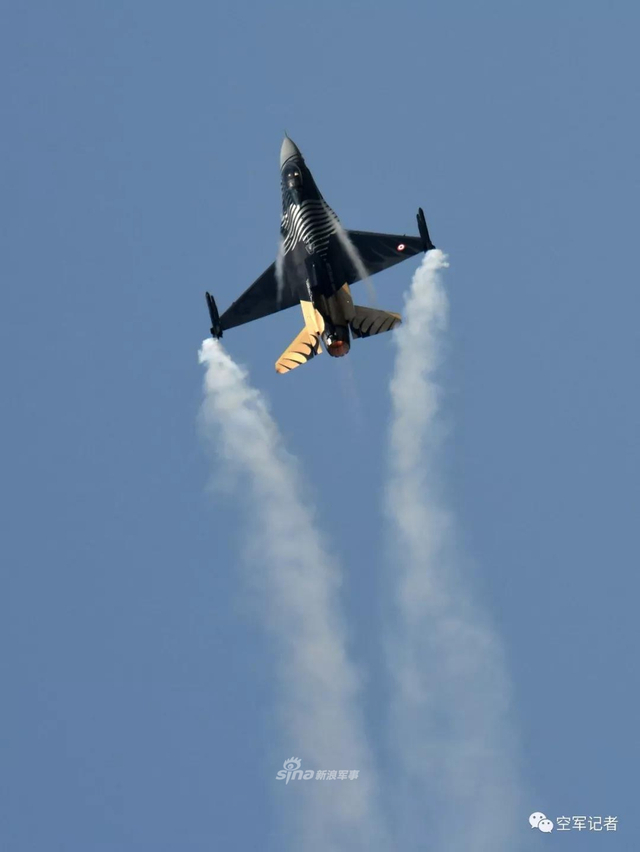 秀肌肉给印度看！枭龙和红旗16一同亮相巴铁阅兵