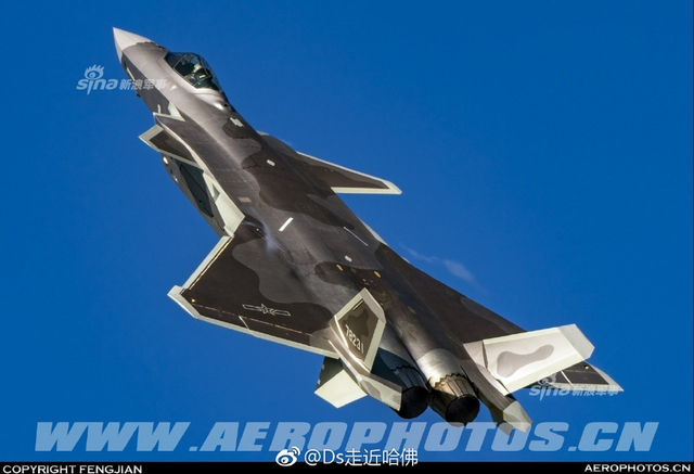 威龙再出猛照！我军歼20隐身战机疑曝灰色涂装