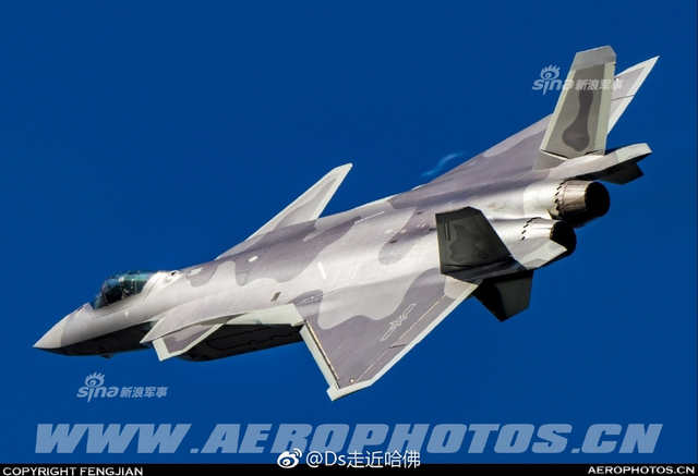 威龙再出猛照！我军歼20隐身战机疑曝灰色涂装