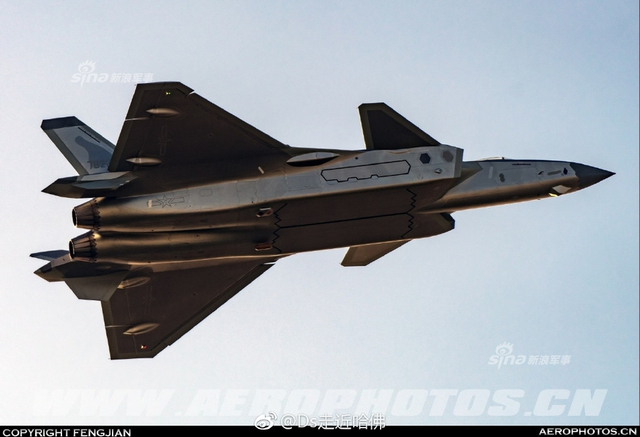 威龙再出猛照！我军歼20隐身战机疑曝灰色涂装