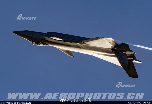 威龙再出猛照！我军歼20隐身战机疑曝灰色涂装