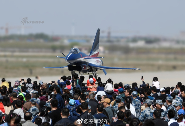 我军八一表演队歼10战机玩特技