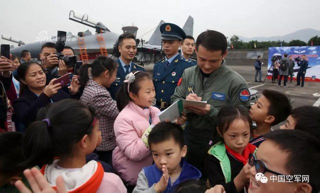 雾都雄鹰！我西部战区歼16战机亮相空军开放日