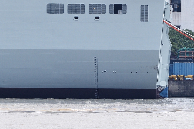 吃水线曝光！我首艘075型两栖攻击舰好似巍然巨兽