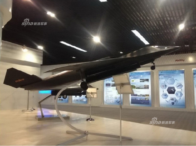 并列双座机首！我军国产隐形歼击轰炸机真身曝光