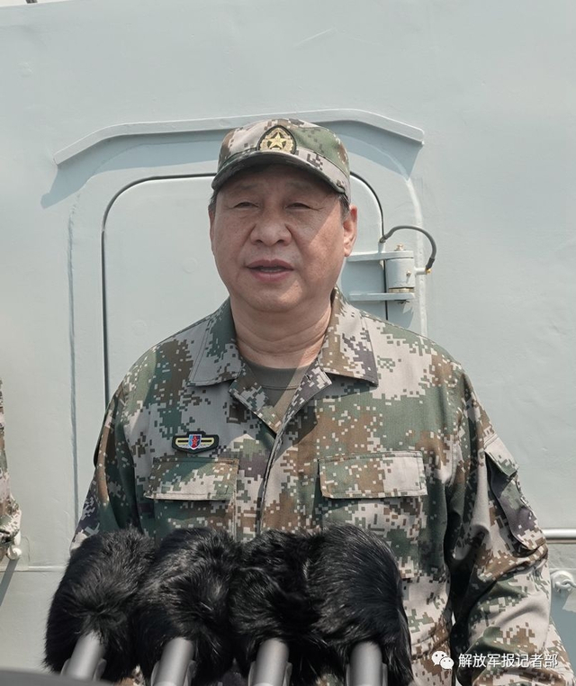 中央军委在南海海域隆重举行海上阅兵