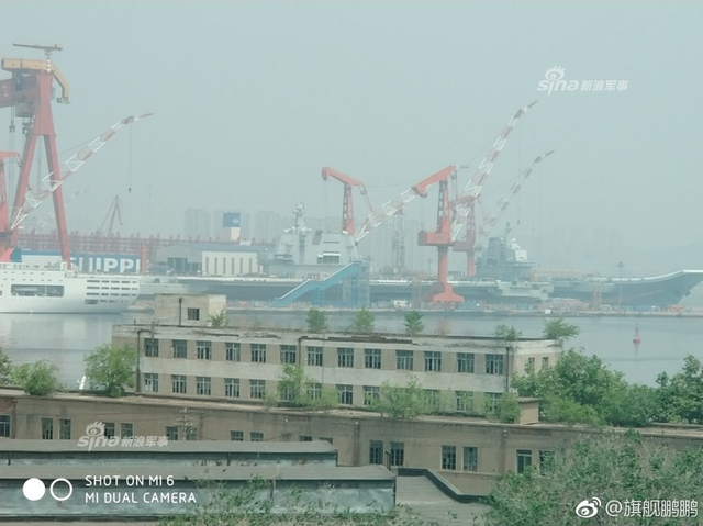 双航母时代来了！我军辽宁舰与国产航母会师大连