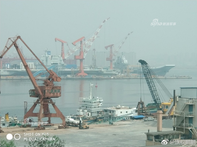 双航母时代来了！我军辽宁舰与国产航母会师大连