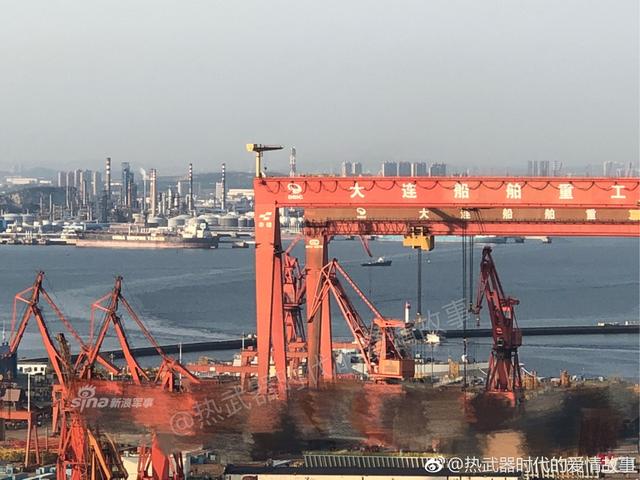 我大连港055大驱舰岛加紧施工