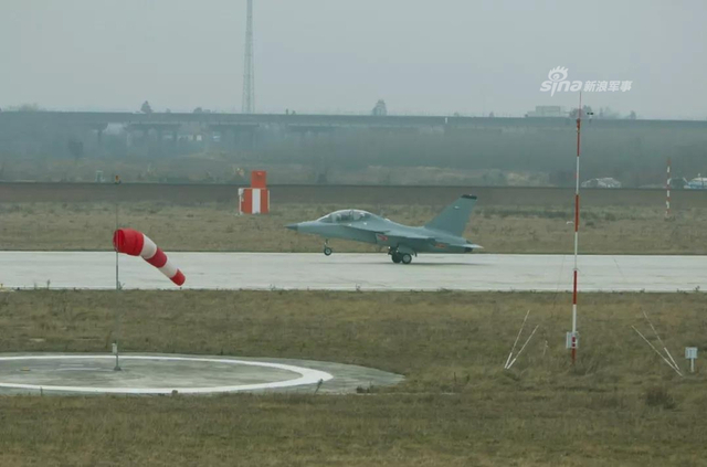外贸机大卖大卖！洪都公司L15高教机新年也开练