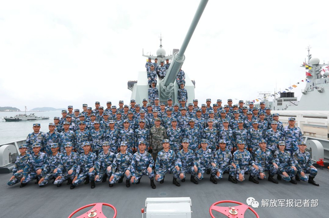 中央军委在南海海域隆重举行海上阅兵