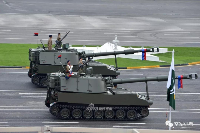 秀肌肉给印度看！枭龙和红旗16一同亮相巴铁阅兵