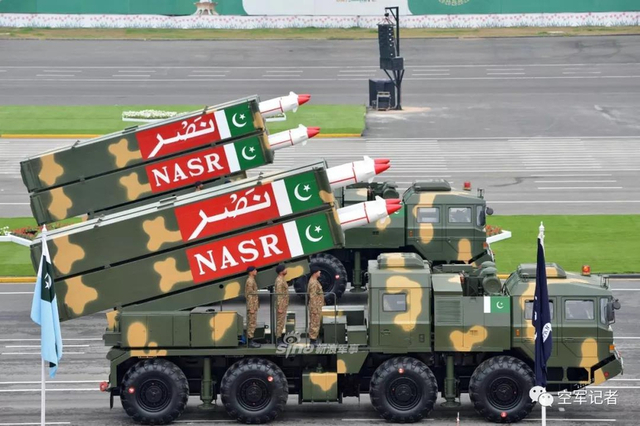 秀肌肉给印度看！枭龙和红旗16一同亮相巴铁阅兵