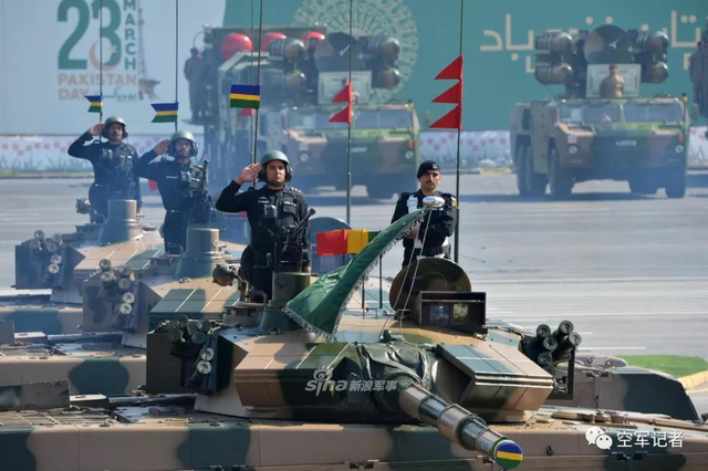 秀肌肉给印度看！枭龙和红旗16一同亮相巴铁阅兵