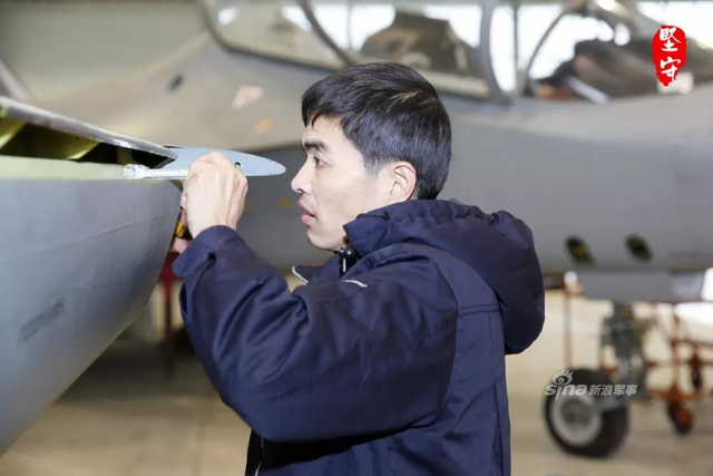 能当舰载教练机？洪都航空L-15教练机冬日猛“产崽”