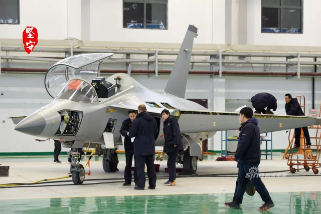 能当舰载教练机？洪都航空L-15教练机冬日猛“产崽”