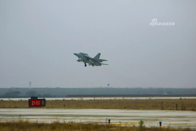 洪都公司L15高教机新年也开练