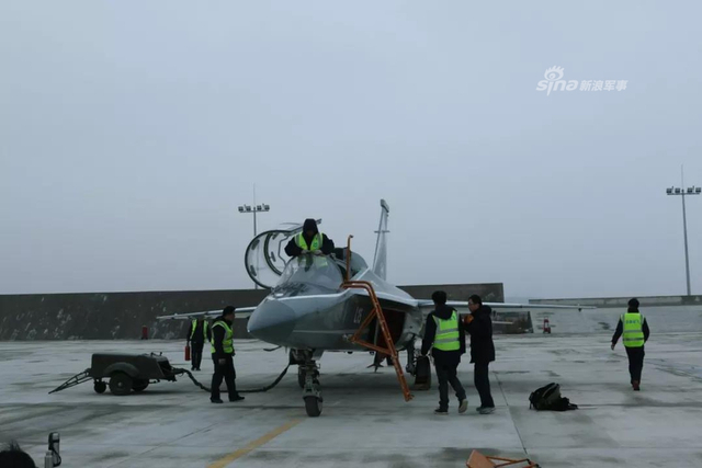 外贸机大卖大卖！洪都公司L15高教机新年也开练