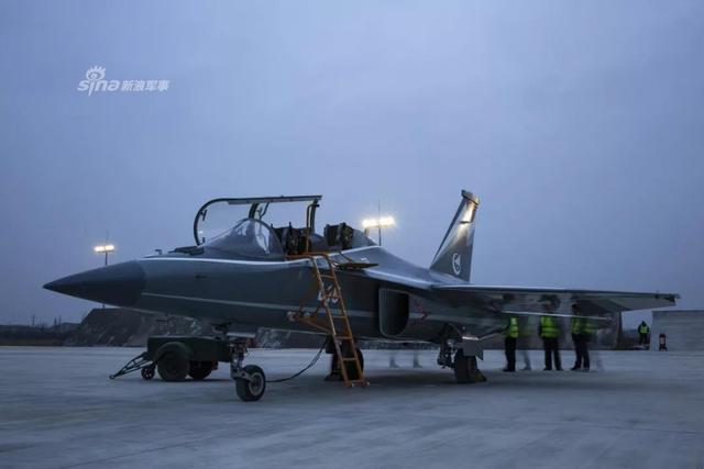 瑶湖机场洪都L-15首次夜航成功