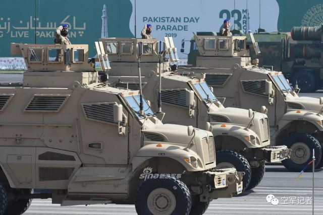 秀肌肉给印度看！枭龙和红旗16一同亮相巴铁阅兵