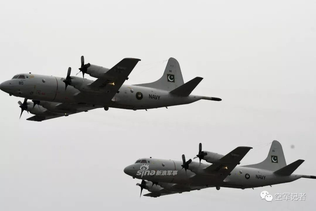 秀肌肉给印度看！枭龙和红旗16一同亮相巴铁阅兵