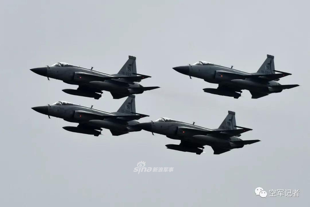 秀肌肉给印度看！枭龙和红旗16一同亮相巴铁阅兵