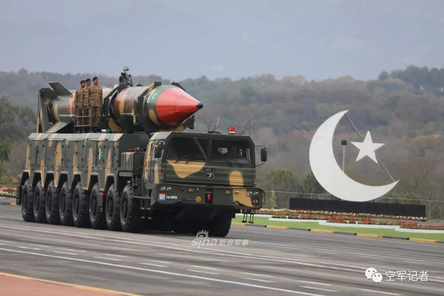 秀肌肉给印度看！枭龙和红旗16一同亮相巴铁阅兵