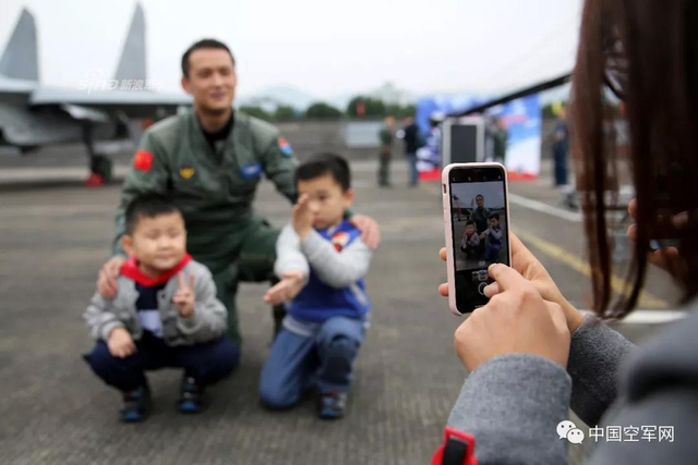 雾都雄鹰！我西部战区歼16战机亮相空军开放日