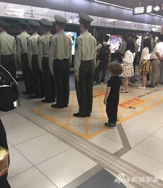 中国军人又火了！北京地铁站整齐划一上电梯