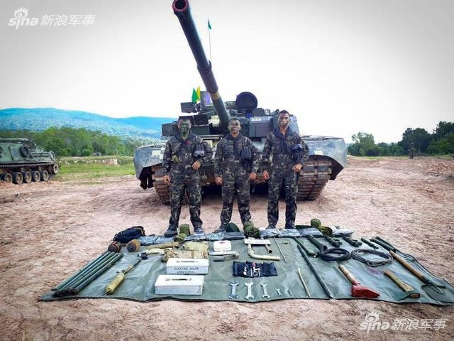 还不扔了全换VT4？泰国军队再秀堡垒M主战坦克