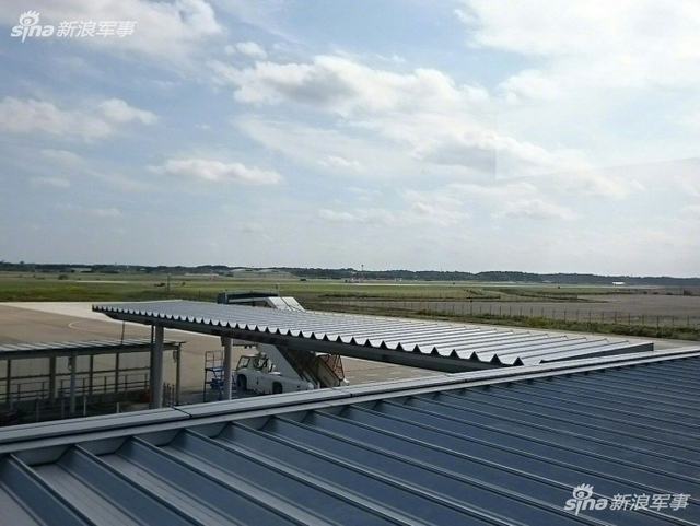 这时间挑的！日本自卫队F4战机滑行时不慎仆街