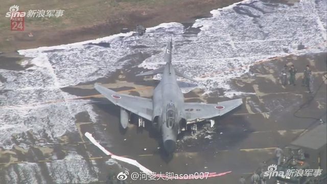 这时间挑的！日本自卫队F4战机滑行时不慎仆街