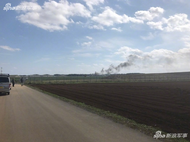 这时间挑的！日本自卫队F4战机滑行时不慎仆街