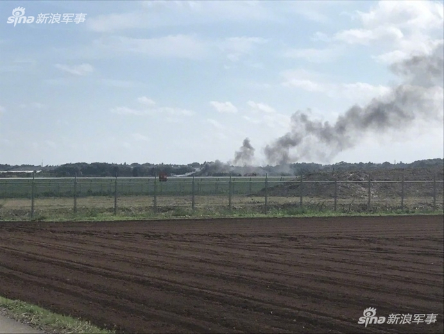 这时间挑的！日本自卫队F4战机滑行时不慎仆街