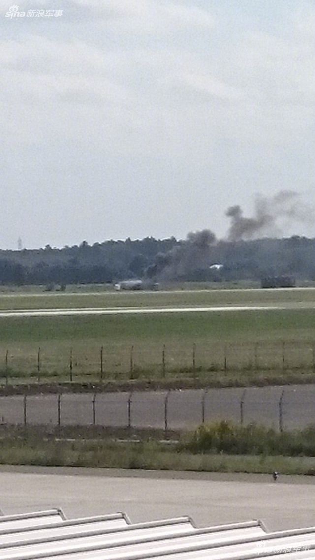 这时间挑的！日本自卫队F4战机滑行时不慎仆街