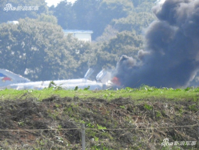 这时间挑的！日本自卫队F4战机滑行时不慎仆街