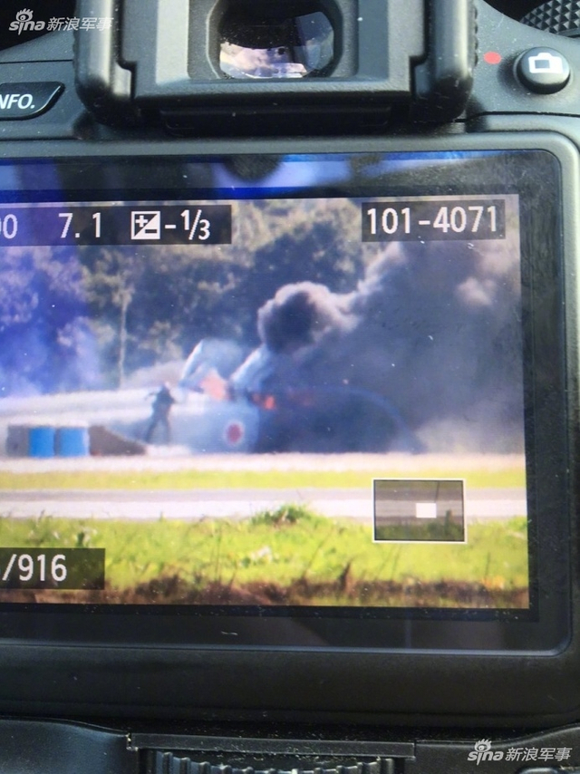 这时间挑的！日本自卫队F4战机滑行时不慎仆街