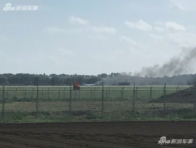 这时间挑的！日本自卫队F4战机滑行时不慎仆街