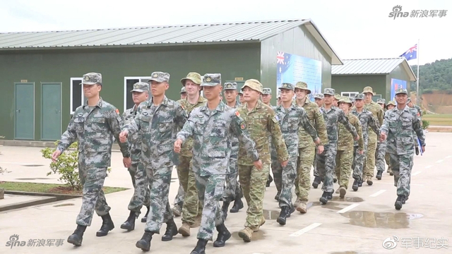 澳大利亚女兵掌勺来做中国菜