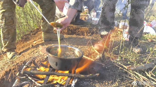 袋鼠竟然也懂美食!澳大利亚女兵掌勺做中国菜