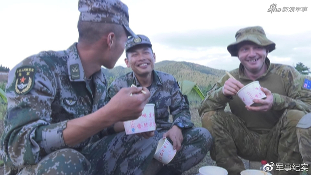 袋鼠竟然也懂美食!澳大利亚女兵掌勺做中国菜