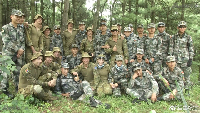 袋鼠竟然也懂美食!澳大利亚女兵掌勺做中国菜