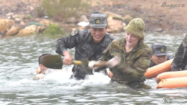 袋鼠竟然也懂美食!澳大利亚女兵掌勺做中国菜