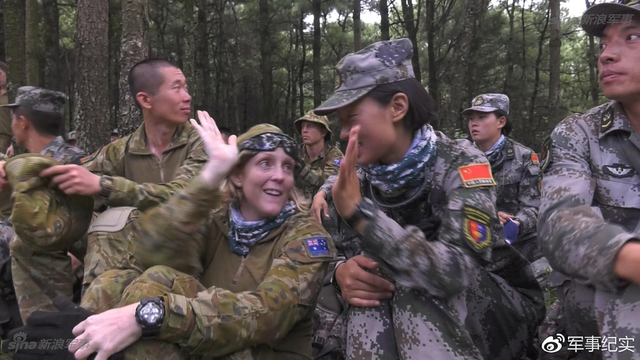 袋鼠竟然也懂美食!澳大利亚女兵掌勺做中国菜
