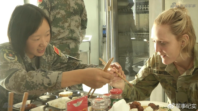 袋鼠竟然也懂美食!澳大利亚女兵掌勺做中国菜