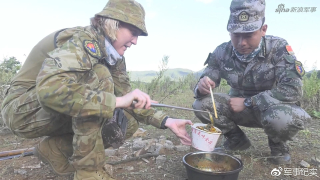 袋鼠竟然也懂美食!澳大利亚女兵掌勺做中国菜