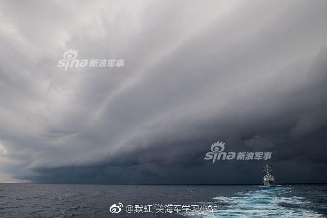 美军航母闯南海突遭黑云压顶